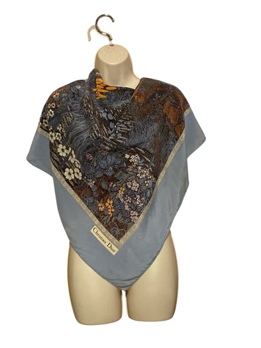 Christian Dior Foulard en soie multicolore 30/30" étang quenouilles fleurs a une tache