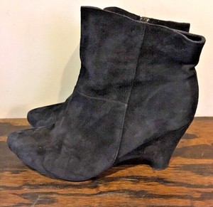 me too black suede booties