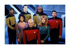 Star Trek Next Generation Crew Cast A4 signed montiertes Poster. Rahmen nach Wahl.