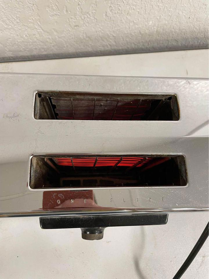 Vtg Sunbeam Vista Toaster Model VATH With Radiant Shade Control Chrome