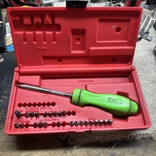 Snap On USA Ratcheting Magnetic Screw Driver Set with Case