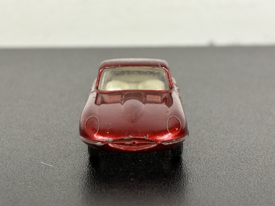 Lesney Matchbox N° 32 Jaguar Type E Rouge Métallisé avec Boite