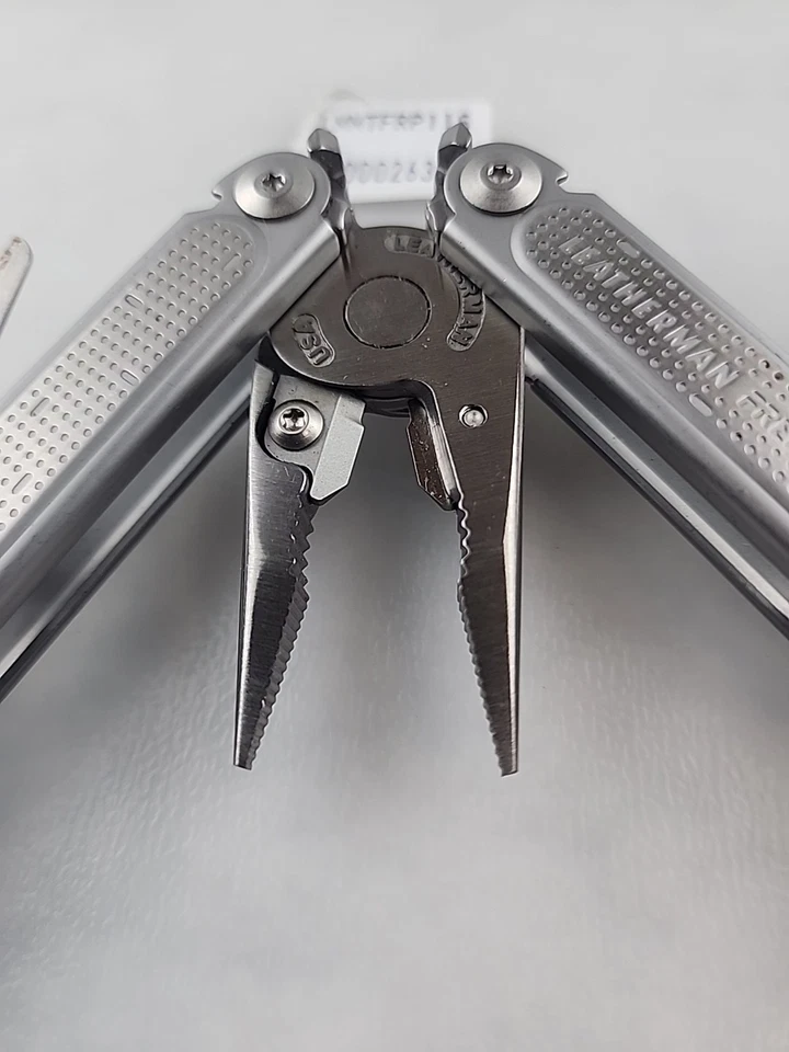 Leatherman FREE P2 Multi Tool  Magnetic Locking Excellent Condition + FREE POST - image 3 of 4
