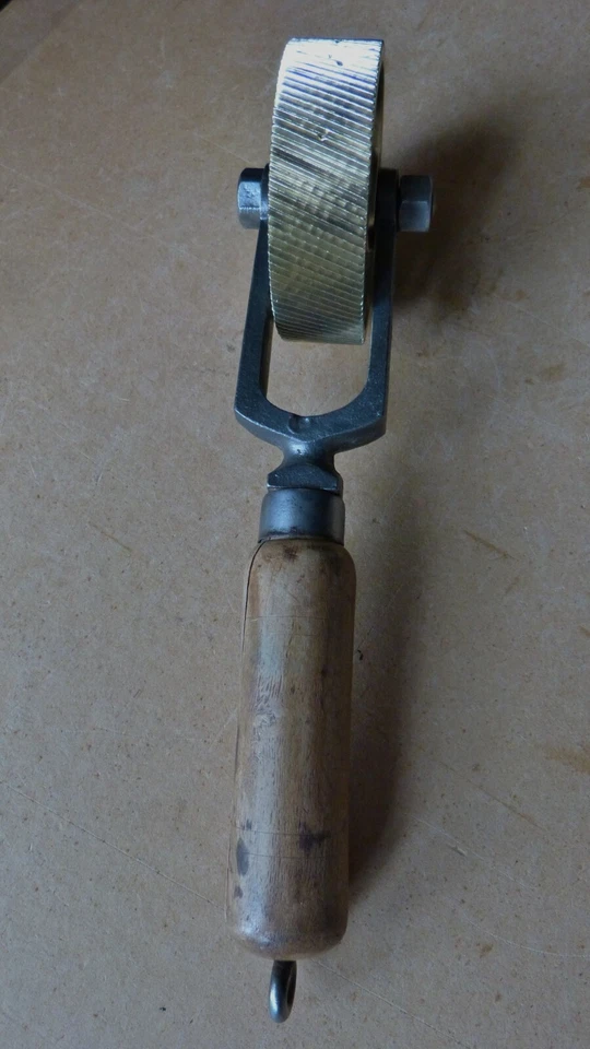 ANCIENNE GROSSE ROULETTE BRONZE OUTIL ANCIEN BOUCHARDE MACON? RELIURE? - Photo 4/4