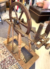 Beautiful ANTIQUE 19th C. Oak WOODEN SPINNING WHEEL Working!