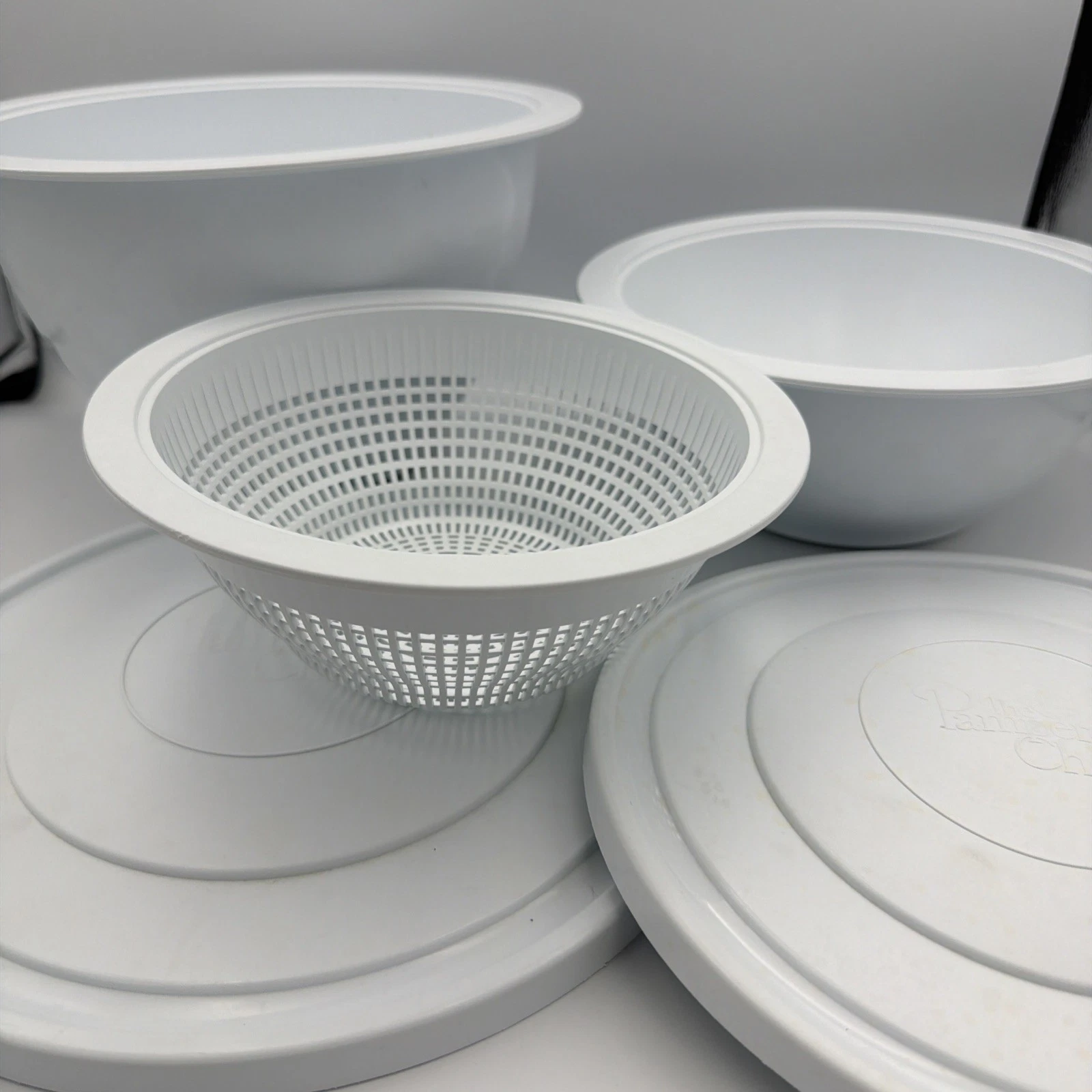 Pampered Chef 5 Pc Nesting Checkered Set- 2 Bowls, 1 Colander, 2 Lids USA
Opens in a new window or t