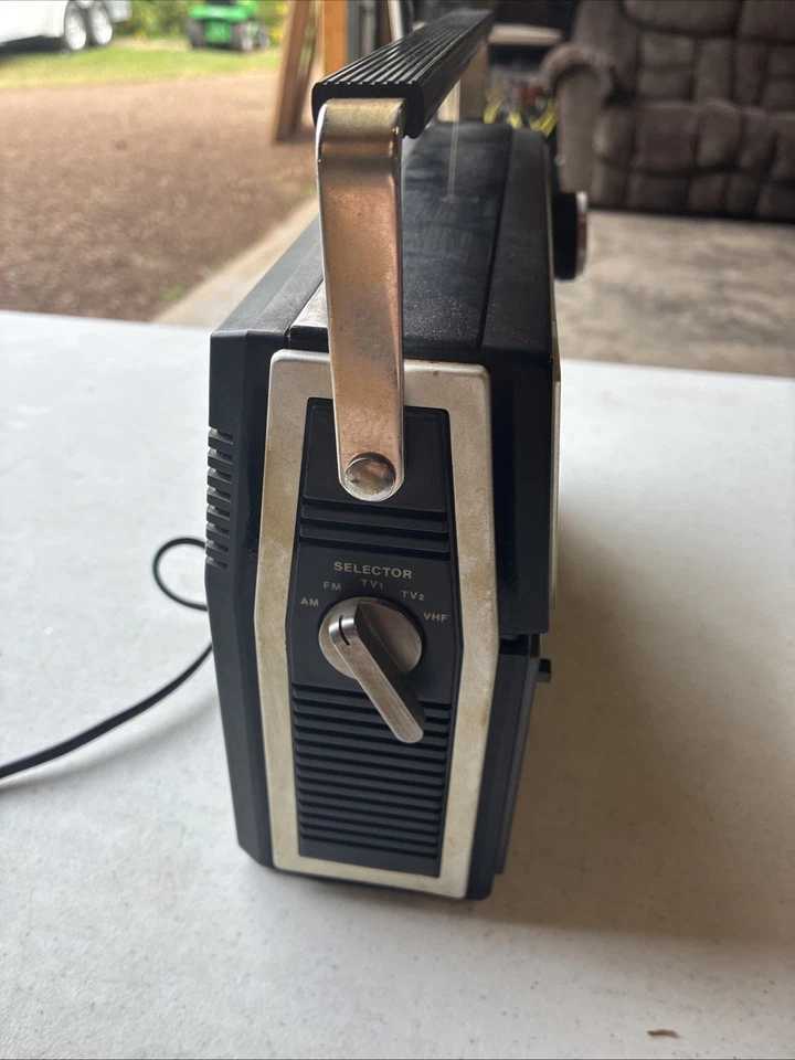 Vintage Realistic Portavision 5 Portable Radio AM/FM 11" X 9" Black Tested Works - Image 4 of 4