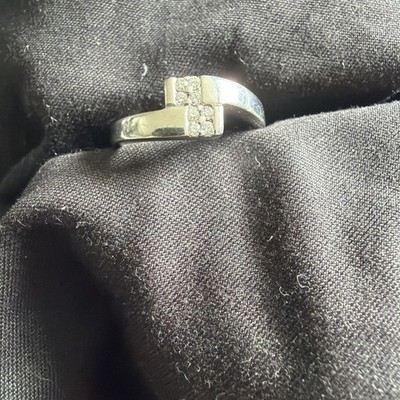 Ring 9 kt Weißgold mit Diamanten besetzt. Gepunzt 8 runde Diamanten.