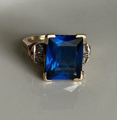 Art Deco Vintage-style ring feat. rectangular-cut blue Saphire set in 14k Gold