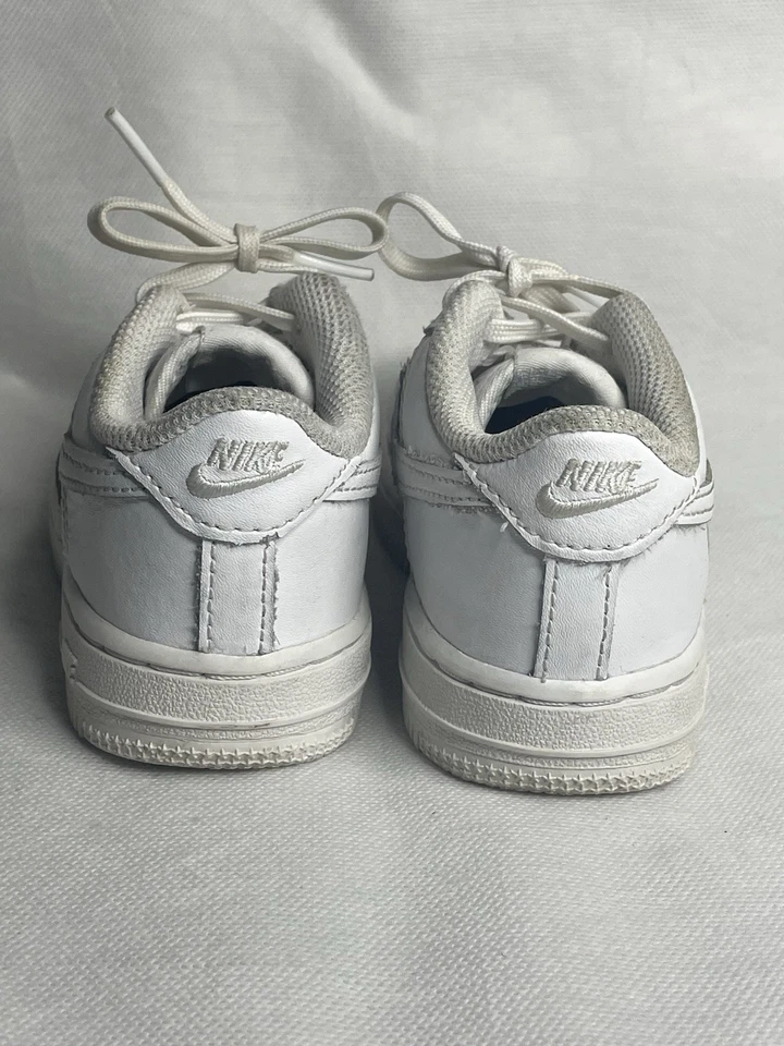 Nike Air Force 1 Todo Blanco Niños Pequeños EE. UU. Talla 10C Reino Unido 9,5 DH2926-111 Foto 4 de 4