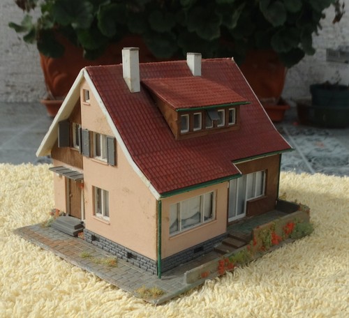 Kibri 8086 (pista H0) Casa unifamiliar con cerco - acabado de construir A2 | Zustand: Gebraucht