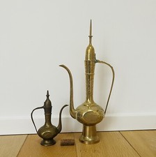 Bezaubernde Vintage Messing Kaffeekannen mit langen Ausl&auml;ufen, osmanischer St...