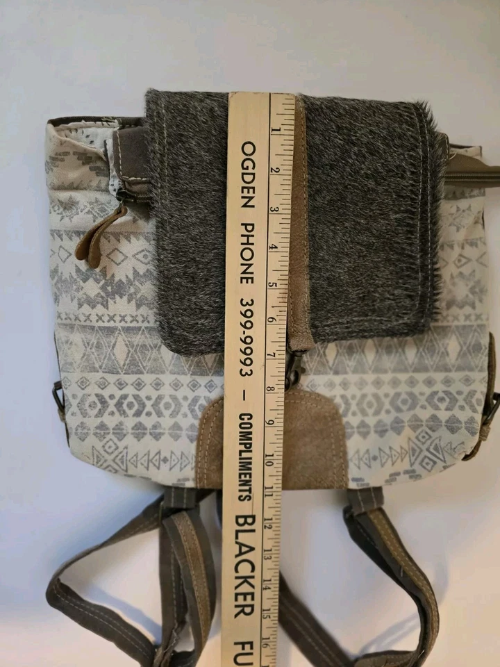 Bolso Mochila Bolso Myra Lona Reciclada y Cuero de Vaca Cierre Medio. Foto 3 de 4