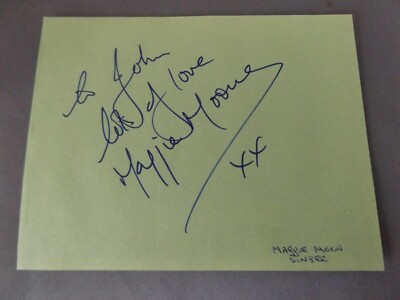 HANDSIGNIERTE 5,5'' x 4,5'' AUTOGRAMM BUCHSEITE - MAGGIE MOONE - NAME THAT MELODIE