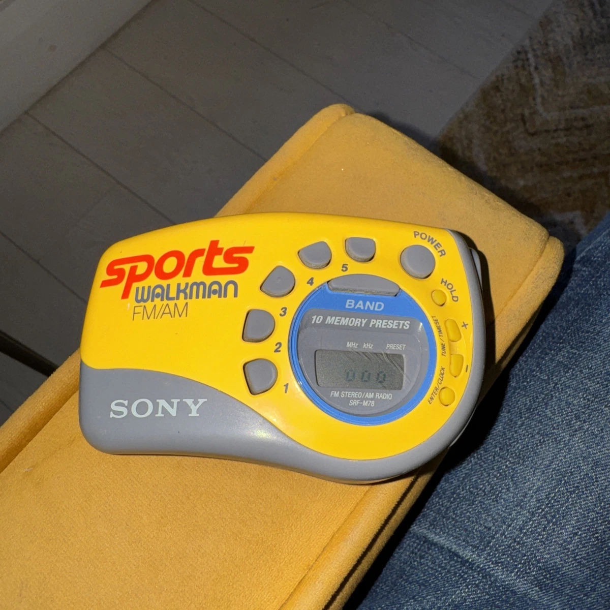 SONY WALKMAN SPORTS FM/AM Radio Yellow SRF-M70 Complet En Boîte Testé Ok EUR 75,00 - IT