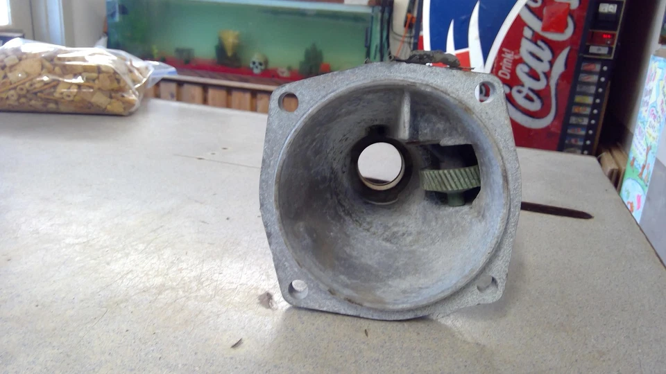 Transmission TAILSHAFT HOUSING ONLY V8 AUTO CHEVY CAMARO 86 - Image 4 of 4