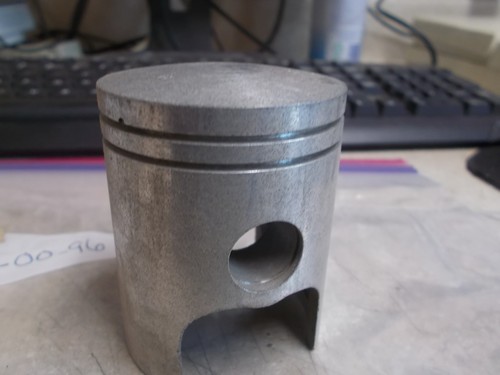 NOS OEM Yamaha Piston STD 1972 DS7 280-11631-00-96 - Picture 2 of 6