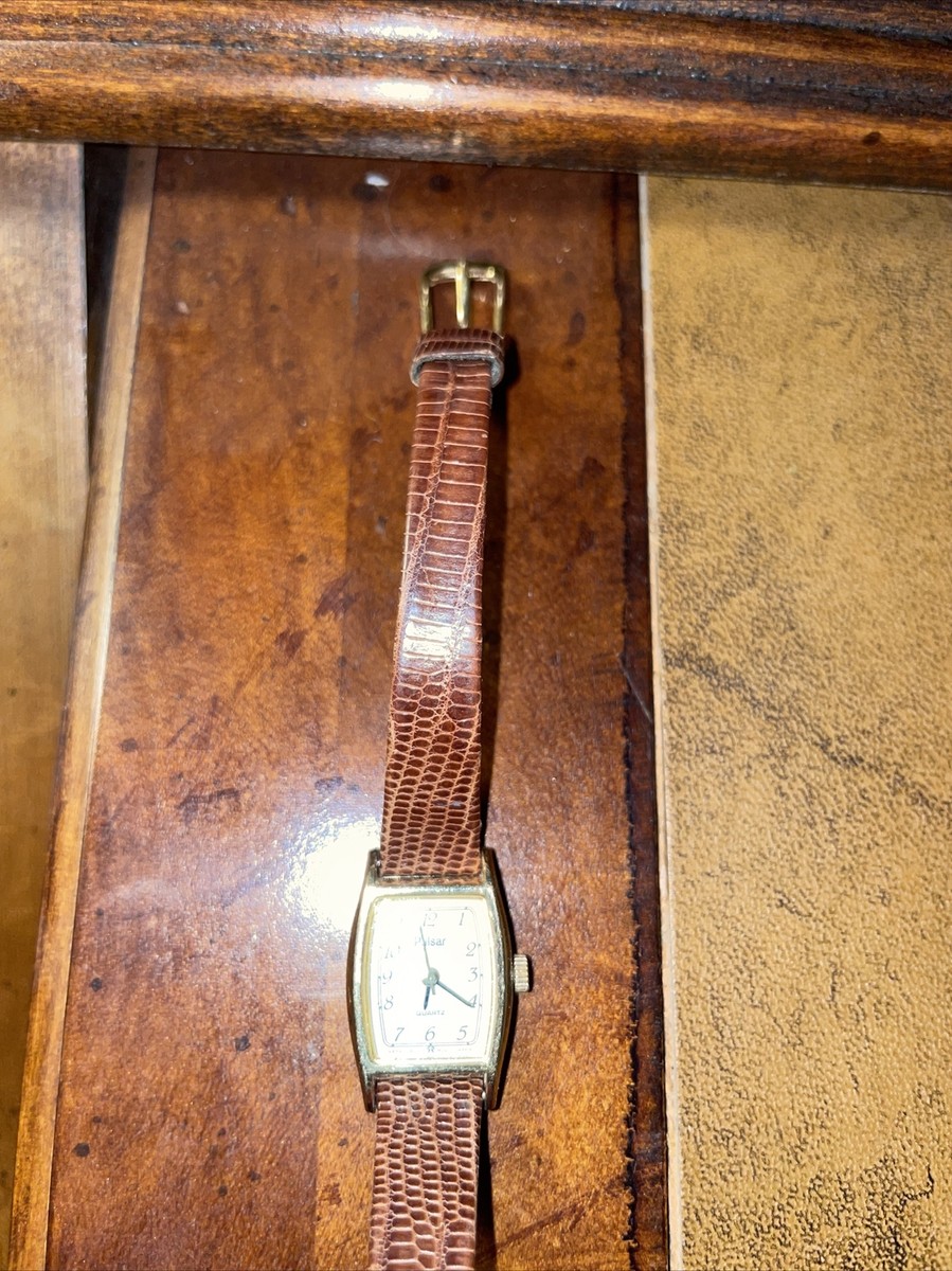 Vintage Pulsar V233 5100 Quartz Wrist Ladies Watch Runs Gold tone