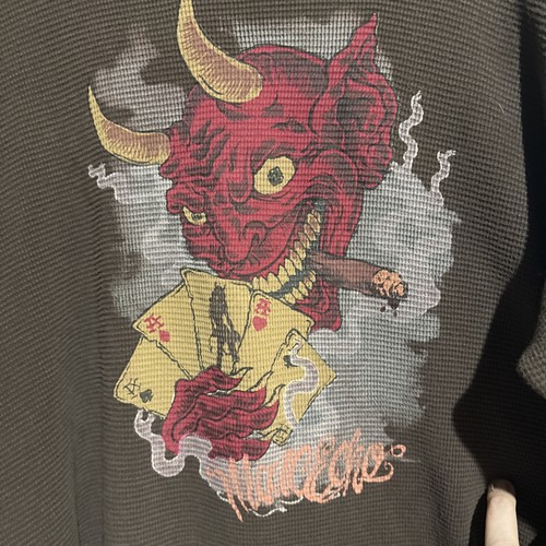 VINTAGE Marc Ecko TERMICO MAGLIA MANICA LUNGA UOMO Devil Cards MARRONE LEGGI PER MISURA - Foto 1 di 5