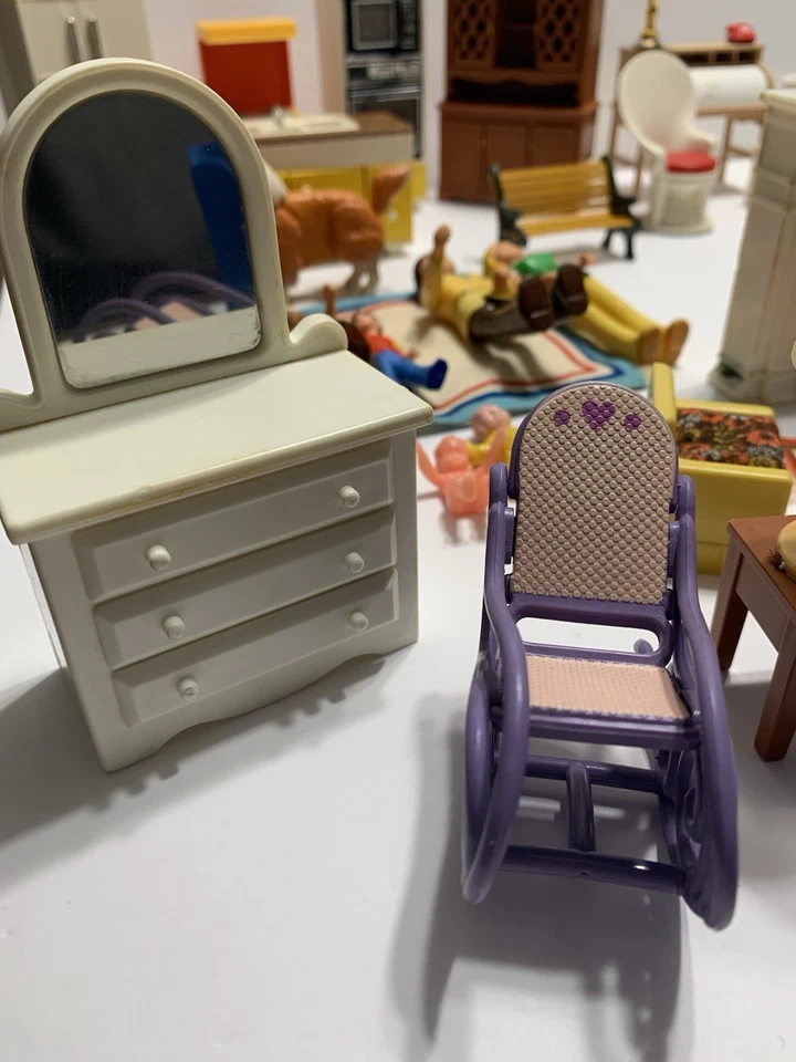 Lote de bonecos colecionáveis vintage Tomy Fisher Price sortimento móveis para casa de bonecas - Imagem 3 de 4