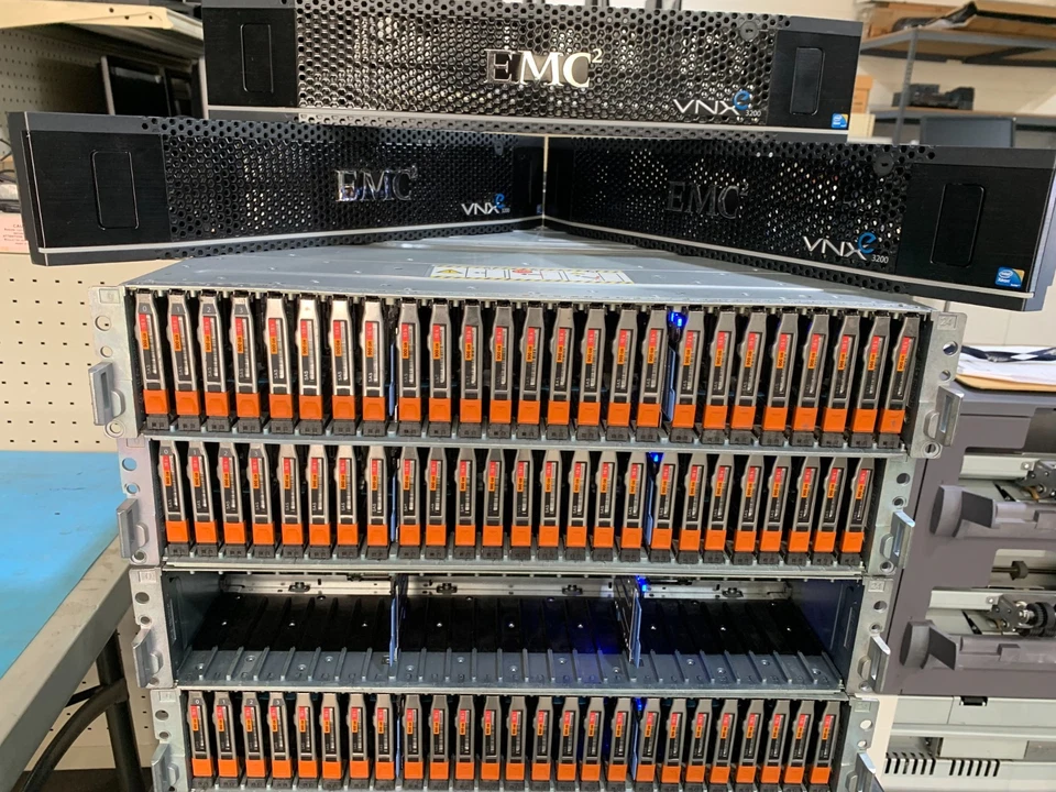 4X: CONTROLADORES PC3 (2x) EMC VNXe 3200 BPE25 ALMACENAMIENTO (2x) E5-2407 48GB - SIN HDD Foto 3 de 4