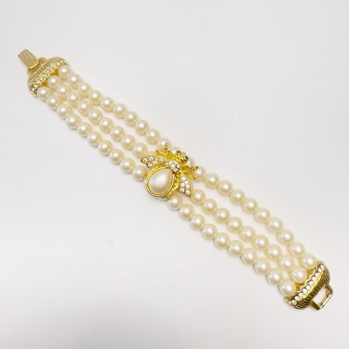 Brazalete de abeja vintage firmado por Joan Rivers de perlas de imitación triple hilo estrás - Imagen 6 de 9