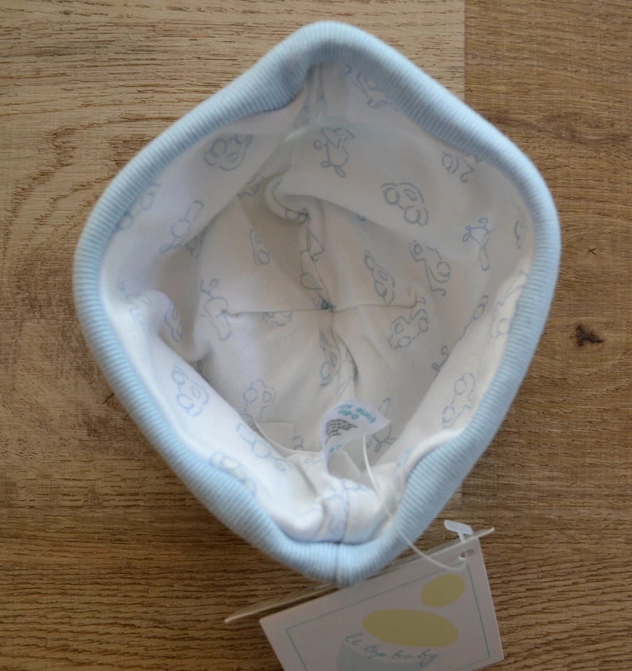 Gorra de bebé de algodón azul y blanco Le Top para coches, camiones y aviones, 0-6M Foto 2 de 3