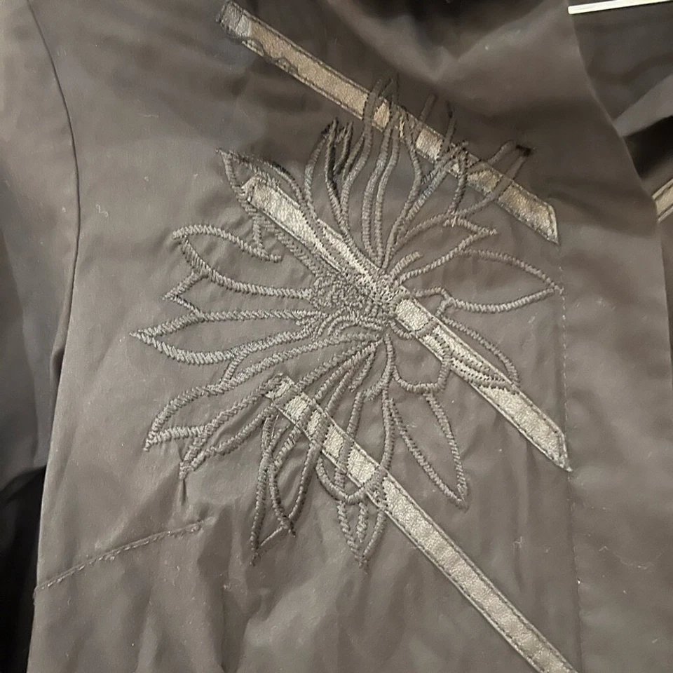 Detalles florales Versace negros con botones Foto 2 de 4