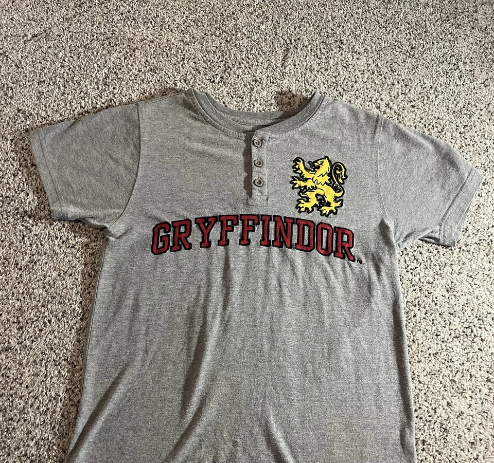 Camisa juvenil Wizarding World Of Harry Potter Universal Studios Grifinória grande - Imagem 2 de 4
