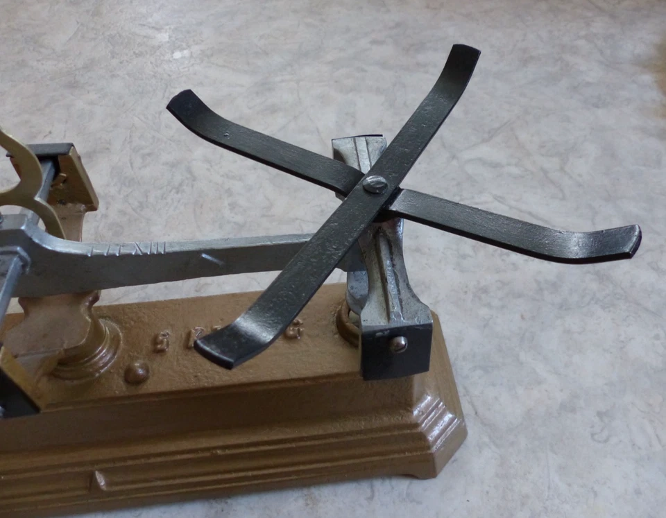 Ancienne balance force 5kg ROBERVAL rénovée avec plateaux laiton - Photo 3/4