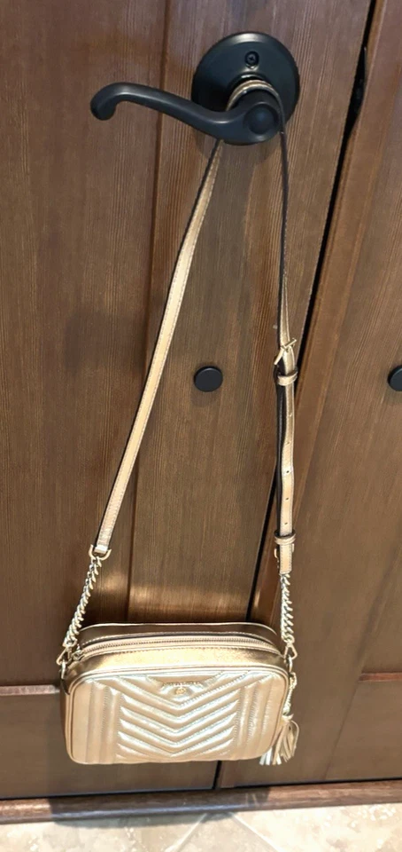 Bolsa tiracolo Michael Kors dourada com alça de corrente destacável - Imagem 3 de 4