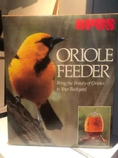  Opus  36-ounce Plastic  Oriole Feeder --In original box and never used.