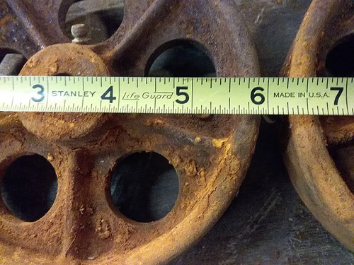 Lot 4 Plus 1 Cast Iron Wheels 1 7/8 wide 6 inches length 1/2 shaft w/greas fitt - Picture 3 of 5