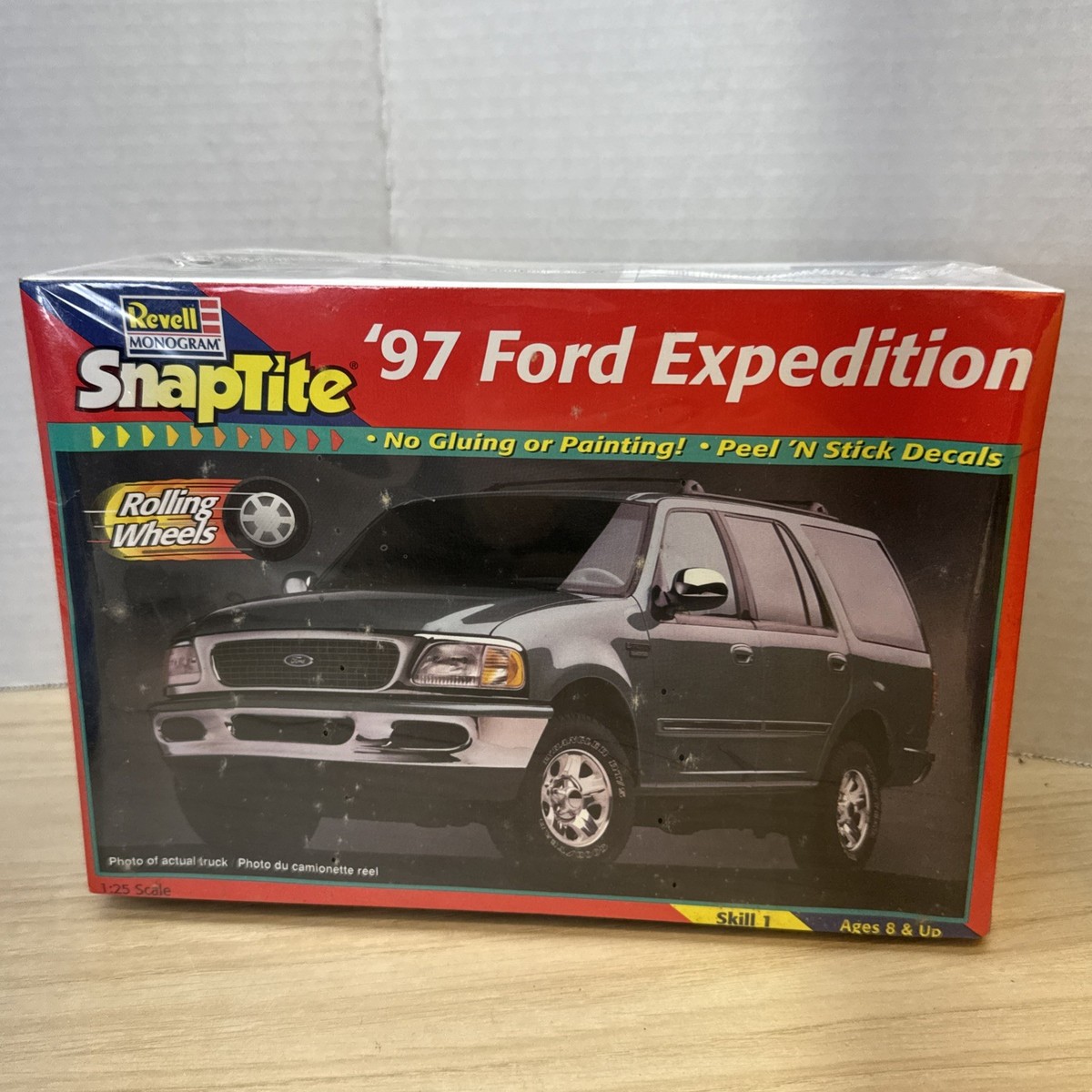 Revell Monogram SnapTite 1997 Ford Expedition Model Kit 1/25