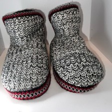 Muk Luks,M 7-8 , faux fur lined red black check buffalo plaid woven knit slipper
