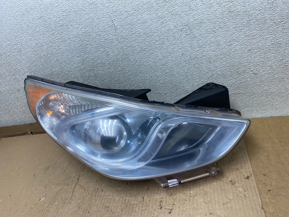 2011 - 2015 Hyundai Sonata Hybrid Right Passenger Halogen Headlight Oem U2739 DW - Image 2 of 4