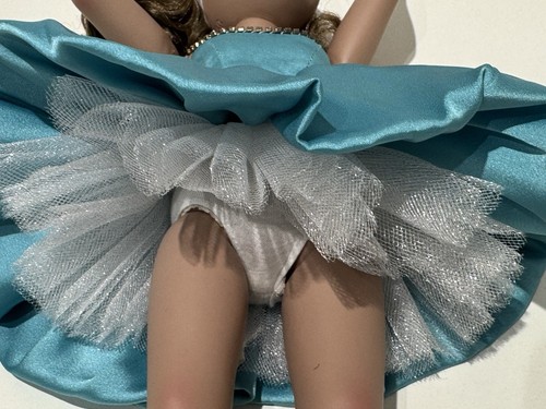 Vestido largo rizado satinado turquesa articulado LEEANN Girl MUÑECA de DENIS BASTIEN - Imagen 11 de 13
