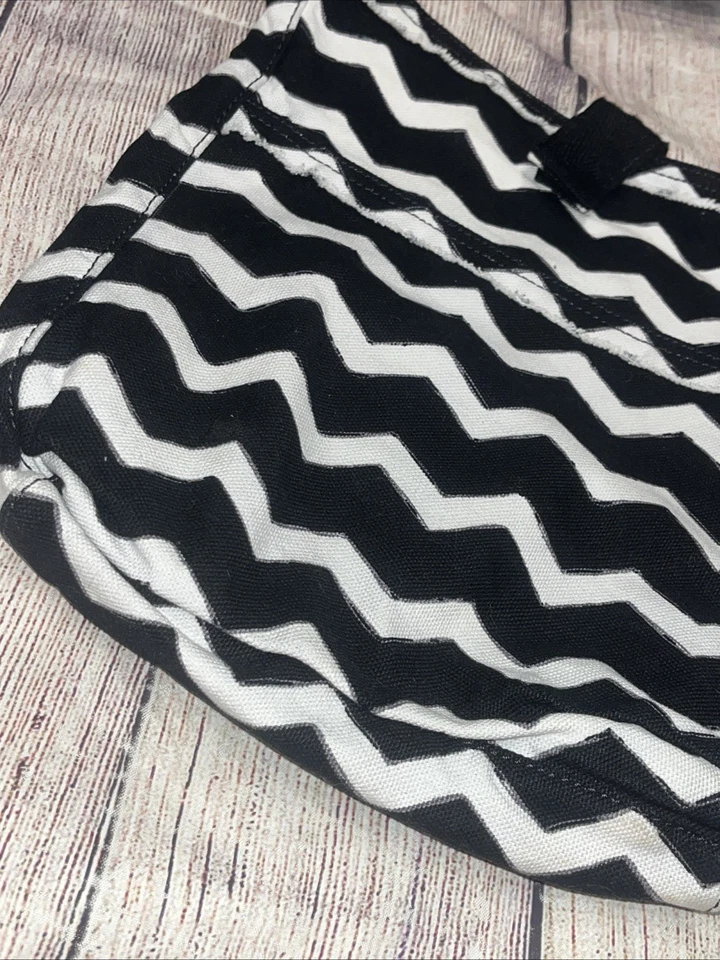 31 Thirty One 复古 Metro 斜挎包黑色白色雪佛龙迷你拉链袋 — 第 3/4 张图片