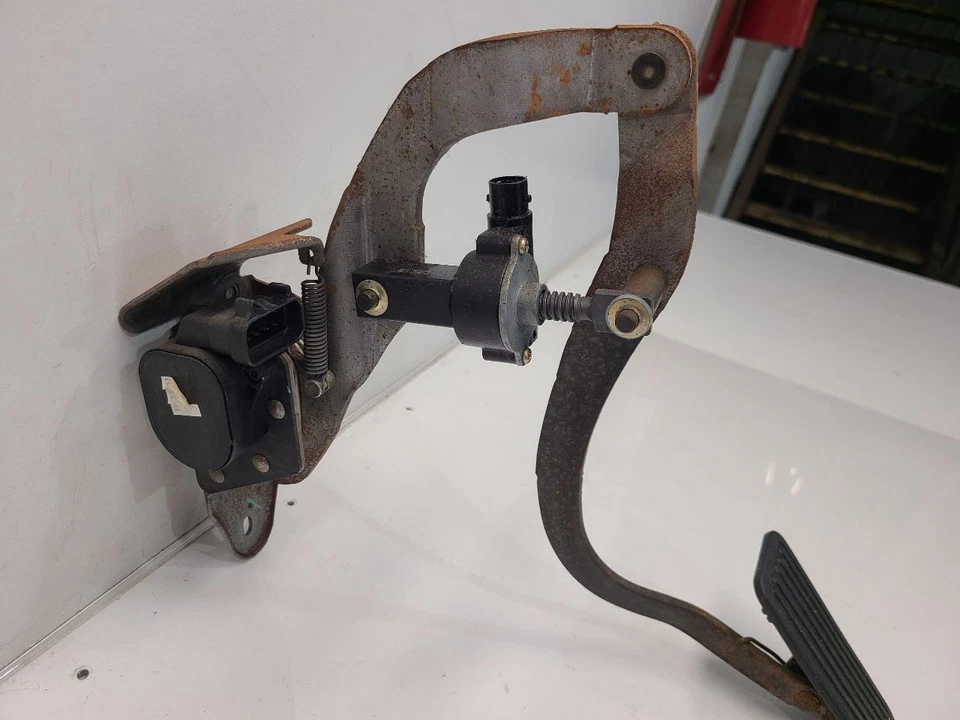 Cadillac Escalade 2004 ESV (6,0 L/AT) pedal acelerador Foto 3 de 4