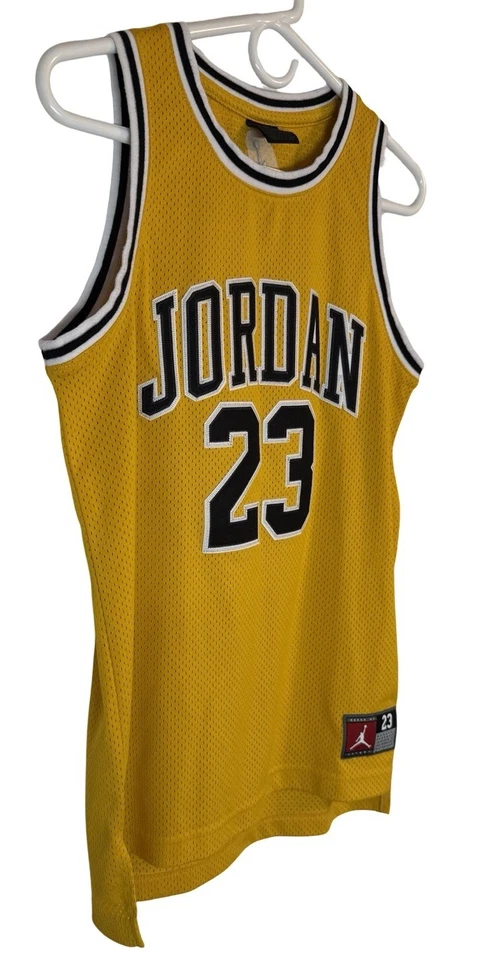 Camiseta Nike #23 Michael Jordan Juvenil Talla Grande (12-13 Años) Logoman Negra y Dorada Foto 2 de 4