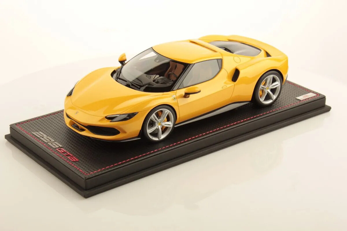 Ferrari 296 GTB miniature 1:18 MR Collection FE035C voiture de sport de salon