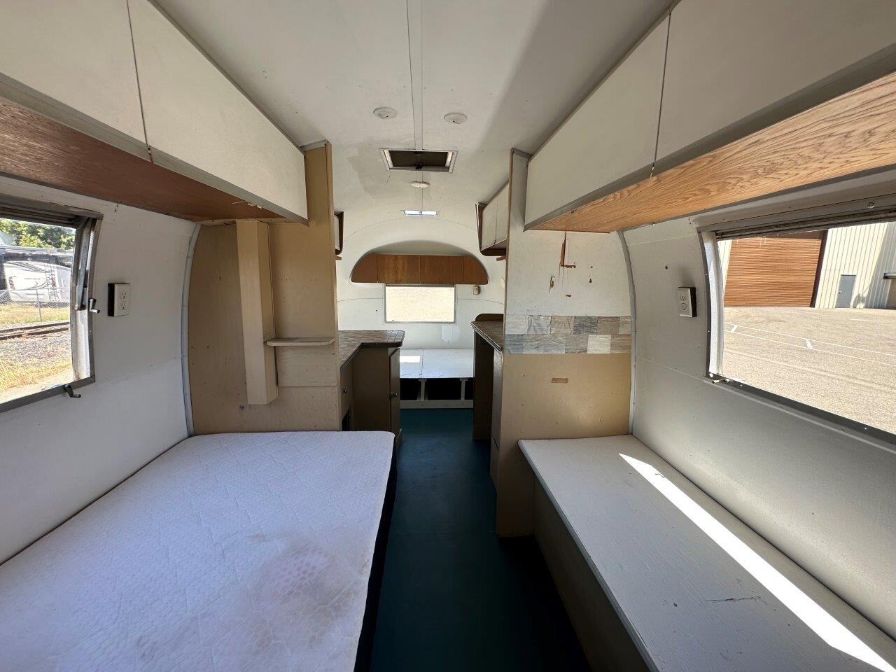 1966 AIRSTREAM VINTAGE OVERLANDER LAND YACHT TRAVEL TRAILER - Picture 7 of 16