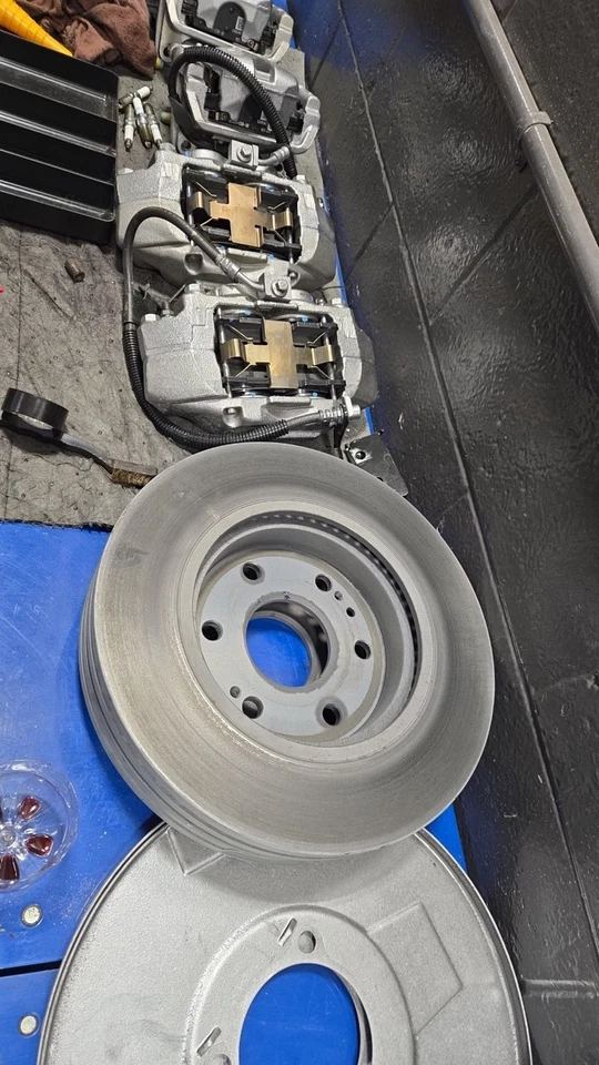 Pinzas GMC Yukon Denali 2021-2025 Foto 2 de 3