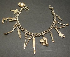 Pulsera vintage en tono dorado con 12 dijes estilo médico enfermera