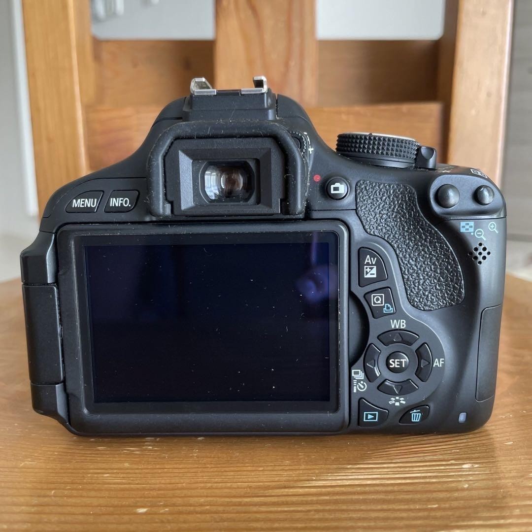 Canon EOS Kiss X5 DSLR Camera with Tamron 18-270mm Lens Canon EOS Kiss X5 DSLR Camera with Tamron 18-270mm Lens