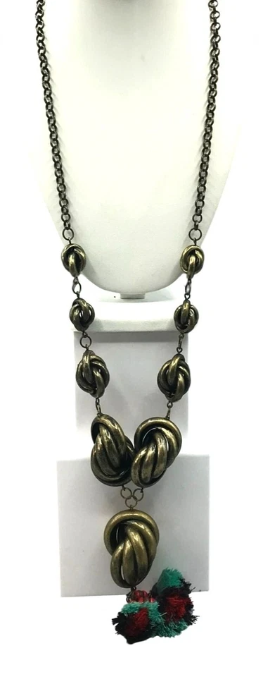 Colar Anthropologie de nós robustos e borlas coloridas, lapela de bronze, ousado - Imagem 2 de 4