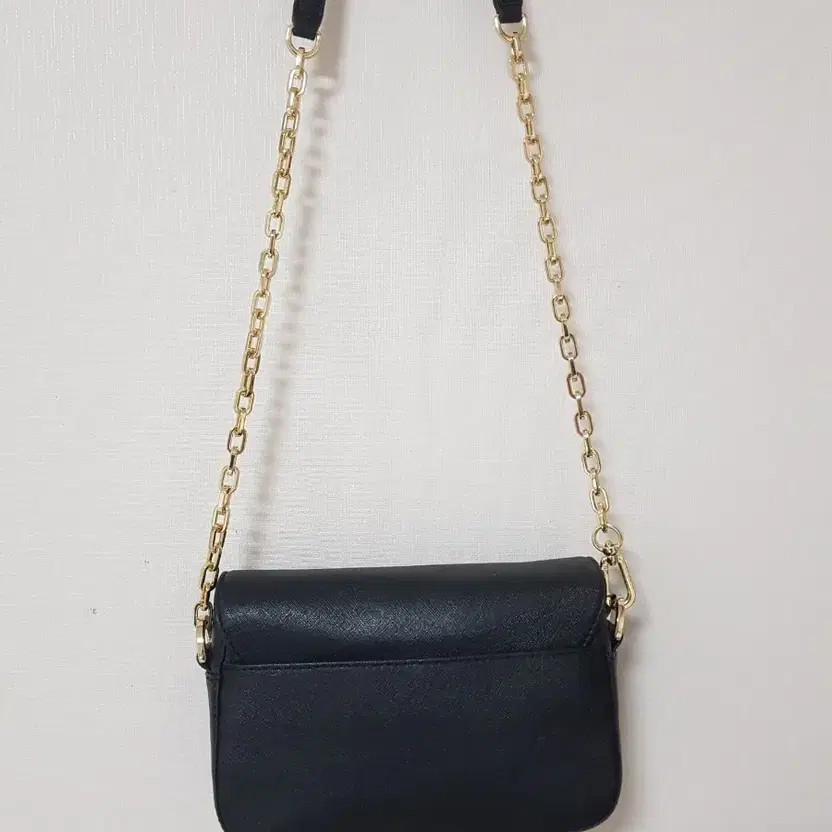 Tory Burch Crossbody Bag - Simple, Elegant, Lightly Used thumbnail 4