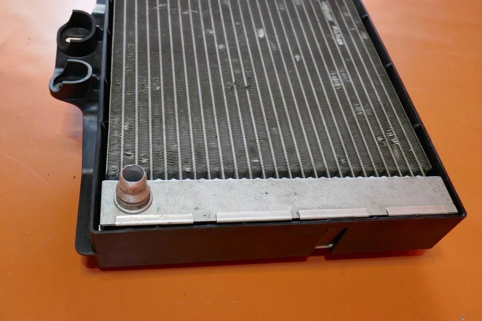 RADIADOR AUXILIAR CONDUCTOR IZQUIERDO BMW M6 2014 2015 2016 2017 2018 2019 17112284275 Foto 3 de 4