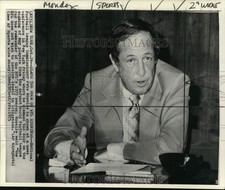 1975 Press Photo NFL Commissioner Pete Rozelle during news conference, New York