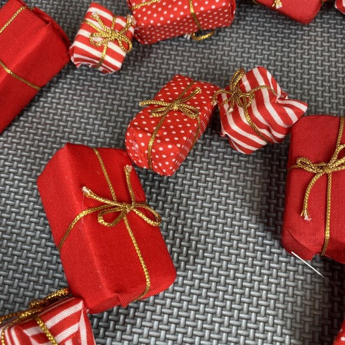 Vintage Christmas Garland Red Presents Gifts Strung Fabric Bows Stipes Polka Dot - Bild 2 von 5
